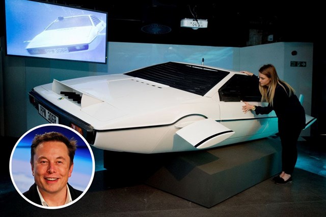 Elon Musk, CEO của Tesla v&agrave; SpaceX, l&agrave; người nổi tiếng với những sở th&iacute;ch kh&aacute;c người. Năm 2013, trong một cuộc đấu gi&aacute;, &ocirc;ng chi 920.000 USD để mua chiếc &ocirc;t&ocirc; lai t&agrave;u ngầm Lotus Esprit - được d&ugrave;ng trong phần phim James Bond &ldquo;The Spy Who Loved Me&rdquo;. "Với một đứa trẻ ở Nam Phi như t&ocirc;i, thật tuyệt vời khi xem James Bond lao chiếc Lotus Esprit bay khỏi cảng, ấn n&uacute;t v&agrave; biến n&oacute; trở th&agrave;nh một chiếc t&agrave;u ngầm trong phần phim 'The Spy Who Loved Me", Musk cho biết khi mua chiếc xe. "T&ocirc;i đ&atilde; kh&aacute; thất vọng khi biết được rằng thực tế chiếc xe kh&ocirc;ng thể biến h&igrave;nh như vậy. T&ocirc;i đang định n&acirc;ng cấp n&oacute; với c&ocirc;ng nghệ chạy điện của Tesla v&agrave; biến điều đ&oacute; th&agrave;nh hiện thực&rdquo;. Ảnh: Reuters.